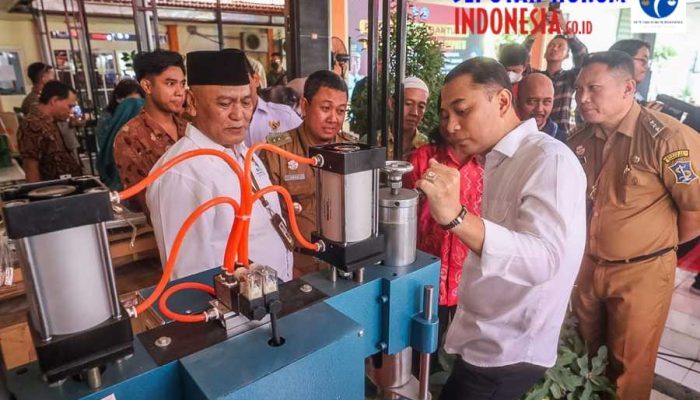 Pemkot Surabaya – Baznas Beri Bantuan 5 Paket Peralatan Untuk Pengrajin Sepatu Tambak Osowilangun
