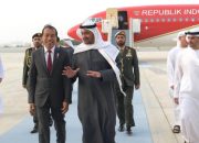 Tiba di Abu Dhabi, Presiden Jokowi Disambut Langsung Presiden MBZ di Bandara Zayed