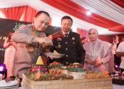 Kapolrestabes Surabaya, Kombespol Pasma Royce memberikan penghormatan berupa nasi tumpeng ke Kajari Surabaya di hari Bhakti Adhyaksa
