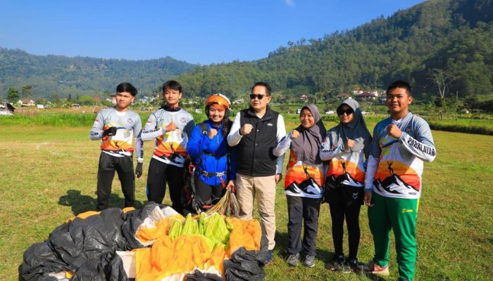 Pj Gubernur Jatim Dibuat Senang Setelah Menjajal Wisata Tandem Paralayang di Kota Batu