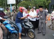 Jelang Perayaan 17 Agustus, Pj Bupati Bagikan Ribuan Bendera Merah Putih