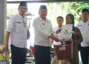 Plt Bupati Subandi Bareng Baznas Serahkan Bantuan ke Warga