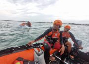 TIM SAR CARI KORBAN TENGGELAM DI PANTAI BALANGAN