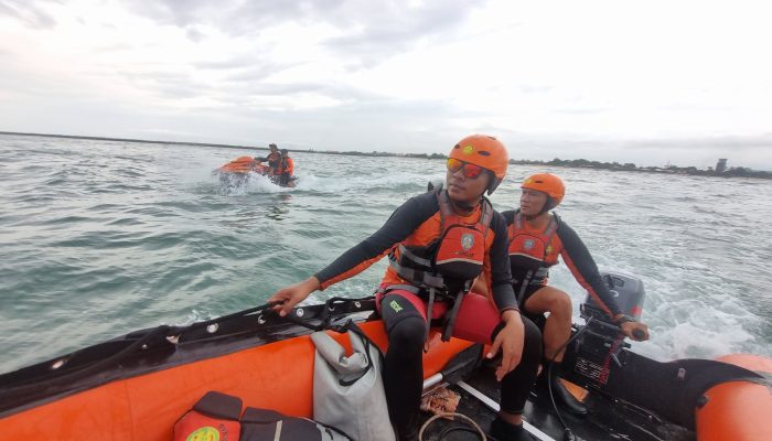 TIM SAR CARI KORBAN TENGGELAM DI PANTAI BALANGAN