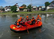 TIM SAR CARI 1 ORANG JATUH DI ALIRAN SUNGAI TAMAN PANCING