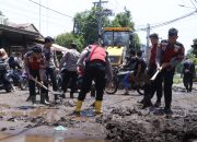 Polres Situbondo Gelar Bakti Sosial Bersihkan Material Pasca Banjir di Kecamatan Kendit