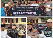 Kapolsek Karang Pilang Bersama Komunitas Joyosemoyo Bagikan 1.500 Takjil di Sepanjang Jalan