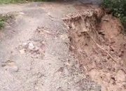 Tanah Longsor Terjang Desa Pakaan Laok, Warga Meminta Perhatian Pemerintah Setempat