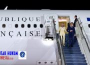 Presiden Macron Tiba di Jakarta, Apresiasi Keindahan Indonesia dan Persahabatan dengan Presiden Prabowo