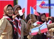 Bendera Berkibar Senyum Terkembang, Antusiasme Siswa Sambut Kunjungan Kenegaraan Presiden Prancis
