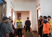 Tim BPBD Bersama DPRD Jatim Serahkan Bantuan pada Korban Longsor di Mojo Kediri