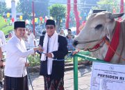 Plt Gubernur Jatim Emil Dardak Serahkan Kurban Presiden dan Gubernur Khofifah di Masjid Al Akbar Surabaya