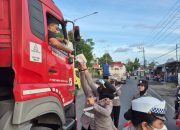 Polresta Banyuwangi Berbagi Mamiri Kepada Pengguna Jalan yang Terjebak Kepadatan Pelabuhan Ketapang