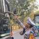 Polantas Berbagi Nasi Kotak untuk Pengendara Terjebak Macet di Hutan Baluran, Sopir Truk : Polisi Situbondo Luar Biasa